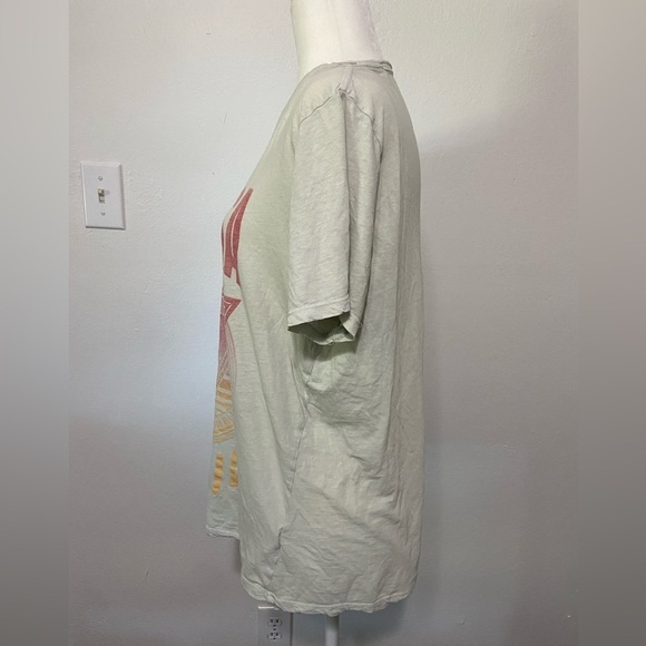 Guess vintage size M v neck graphic tee EUC - Picture 3 of 7